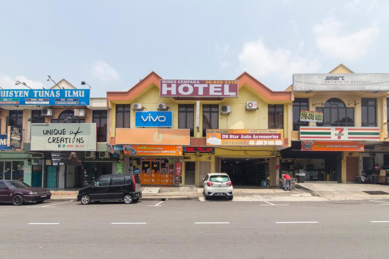 OYO 44072 Mines Cempaka Hotel Nilai Exterior foto