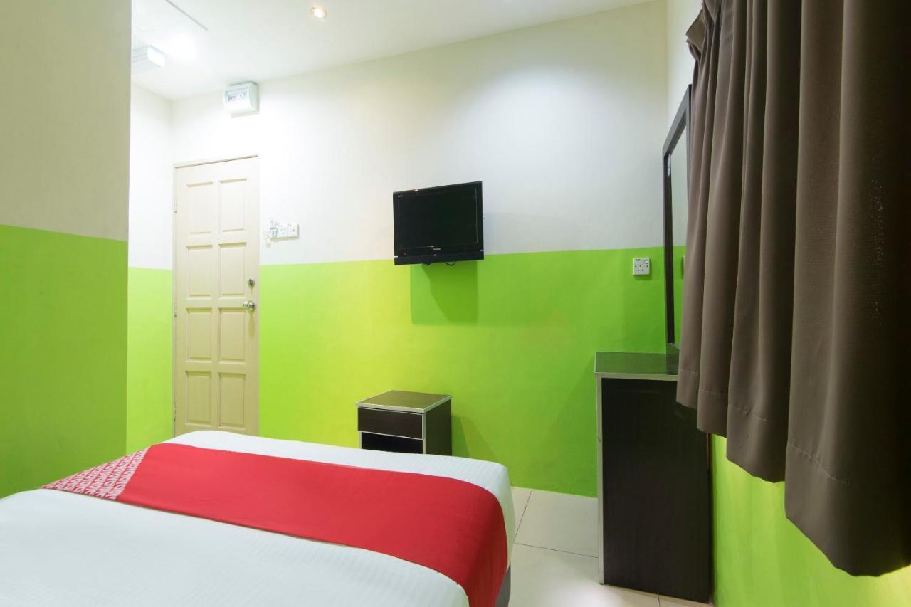 OYO 44072 Mines Cempaka Hotel Nilai Exterior foto