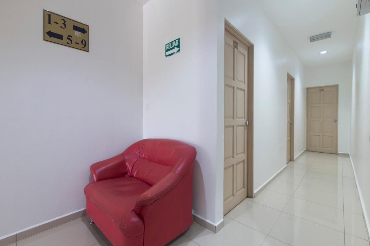 OYO 44072 Mines Cempaka Hotel Nilai Exterior foto