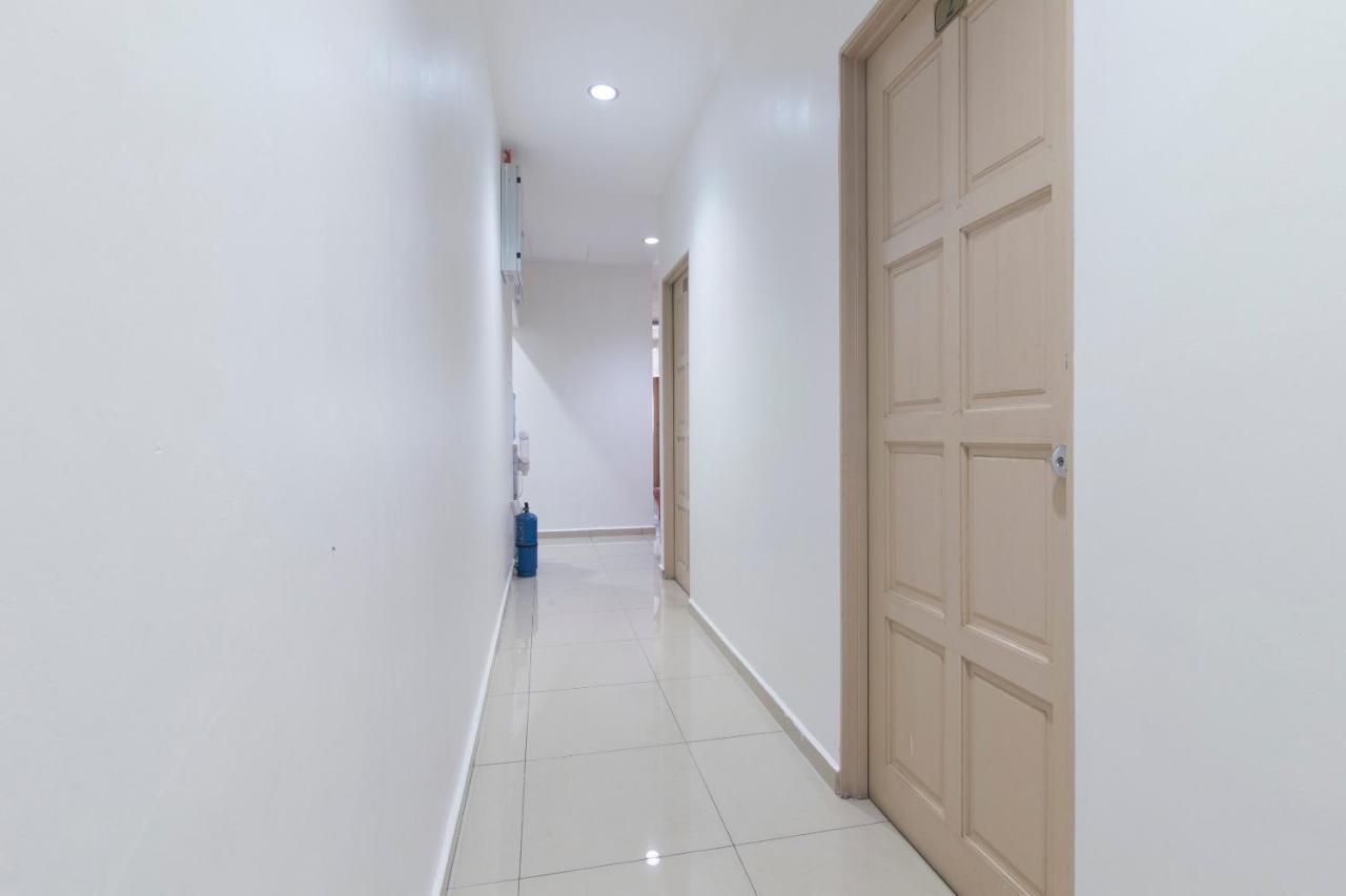 OYO 44072 Mines Cempaka Hotel Nilai Exterior foto