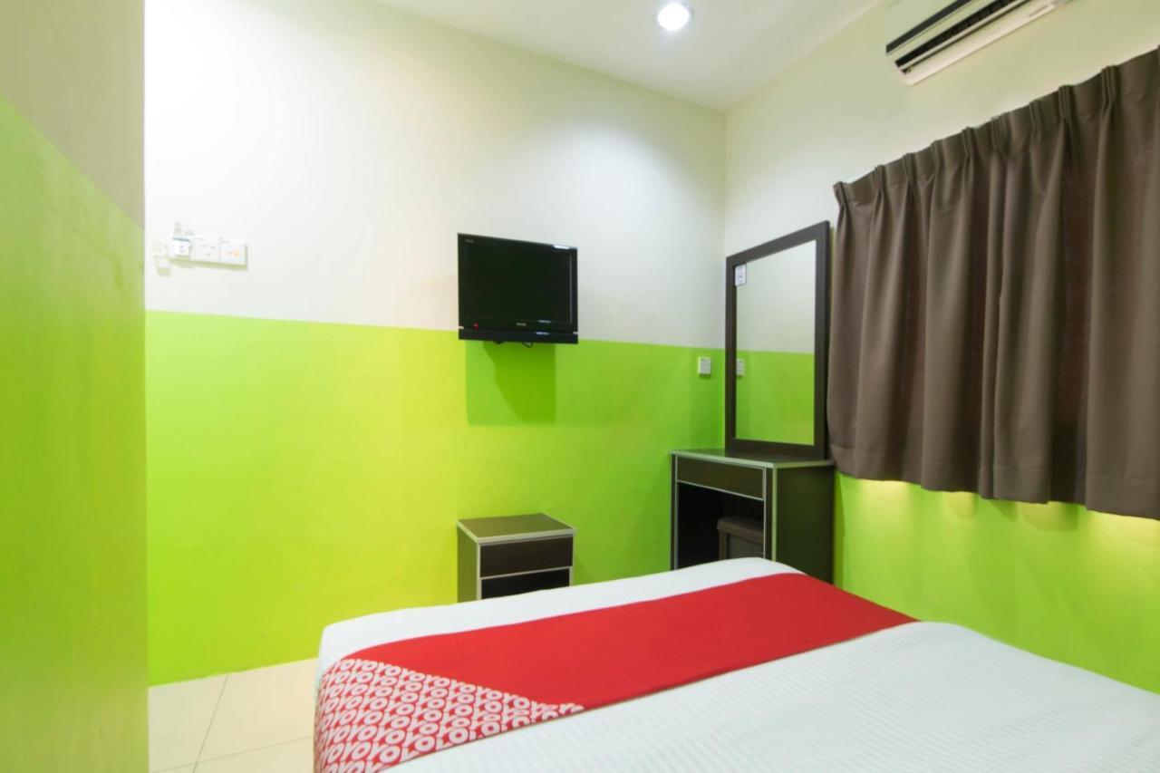 OYO 44072 Mines Cempaka Hotel Nilai Exterior foto