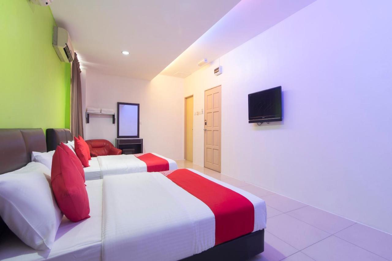 OYO 44072 Mines Cempaka Hotel Nilai Exterior foto