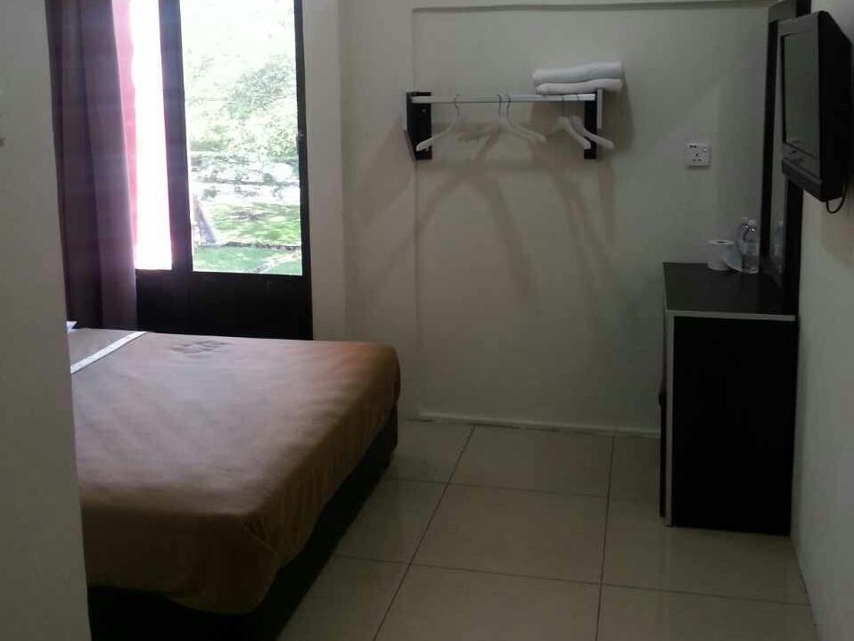 OYO 44072 Mines Cempaka Hotel Nilai Exterior foto
